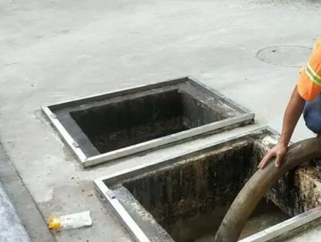 岗巴化粪池清理