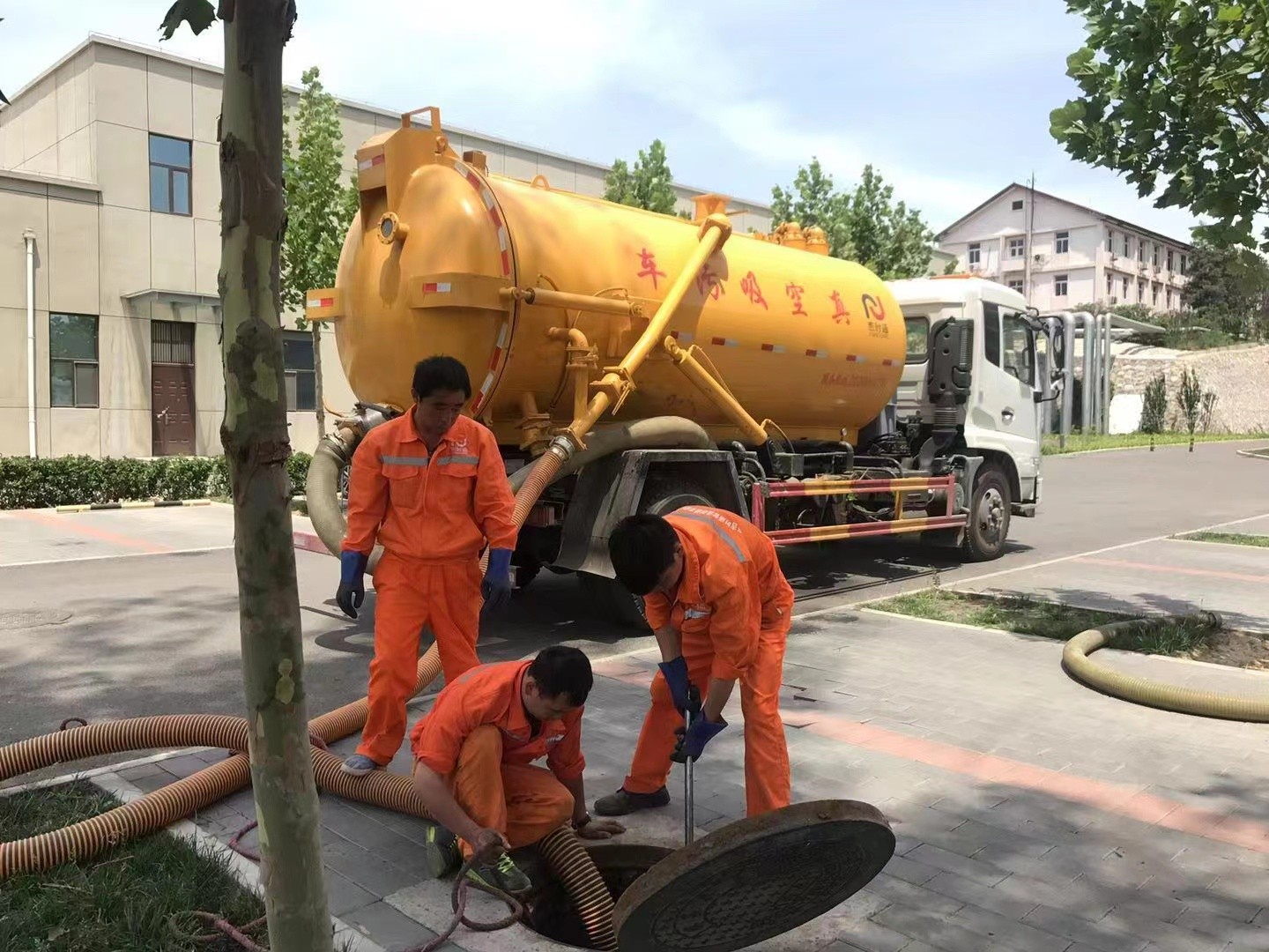 岗巴管道疏通车停在窨井附近