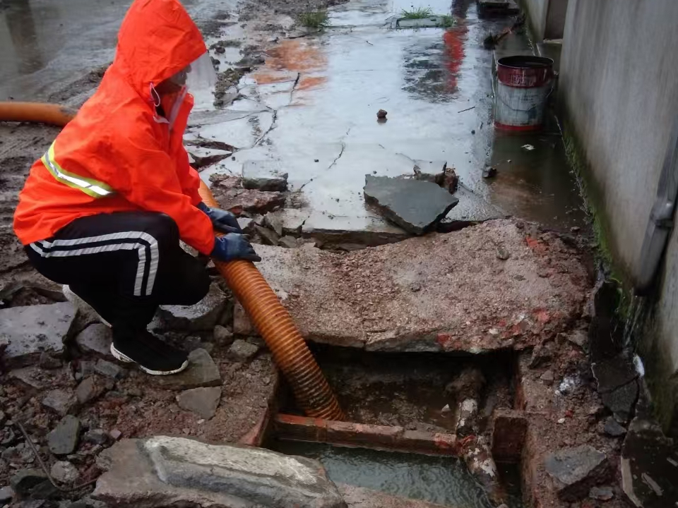 岗巴专业清理污水池 炜誉市政以规范流程守护城市 “肠道”