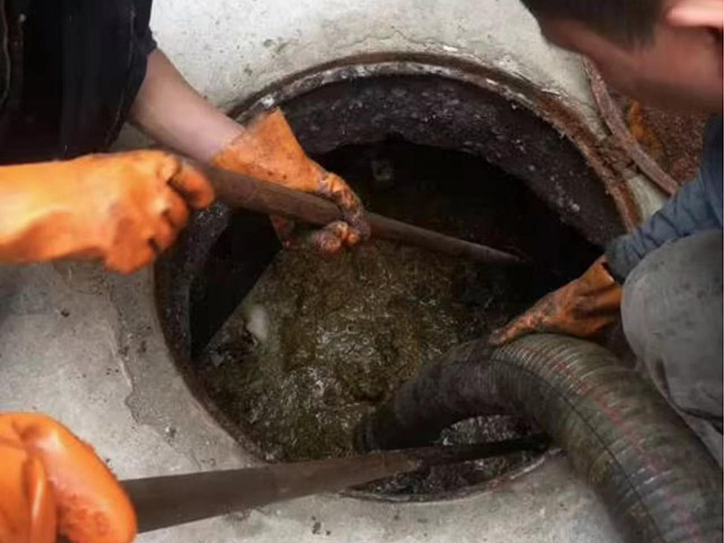 岗巴清理化粪池时如何避免沼气的危害?